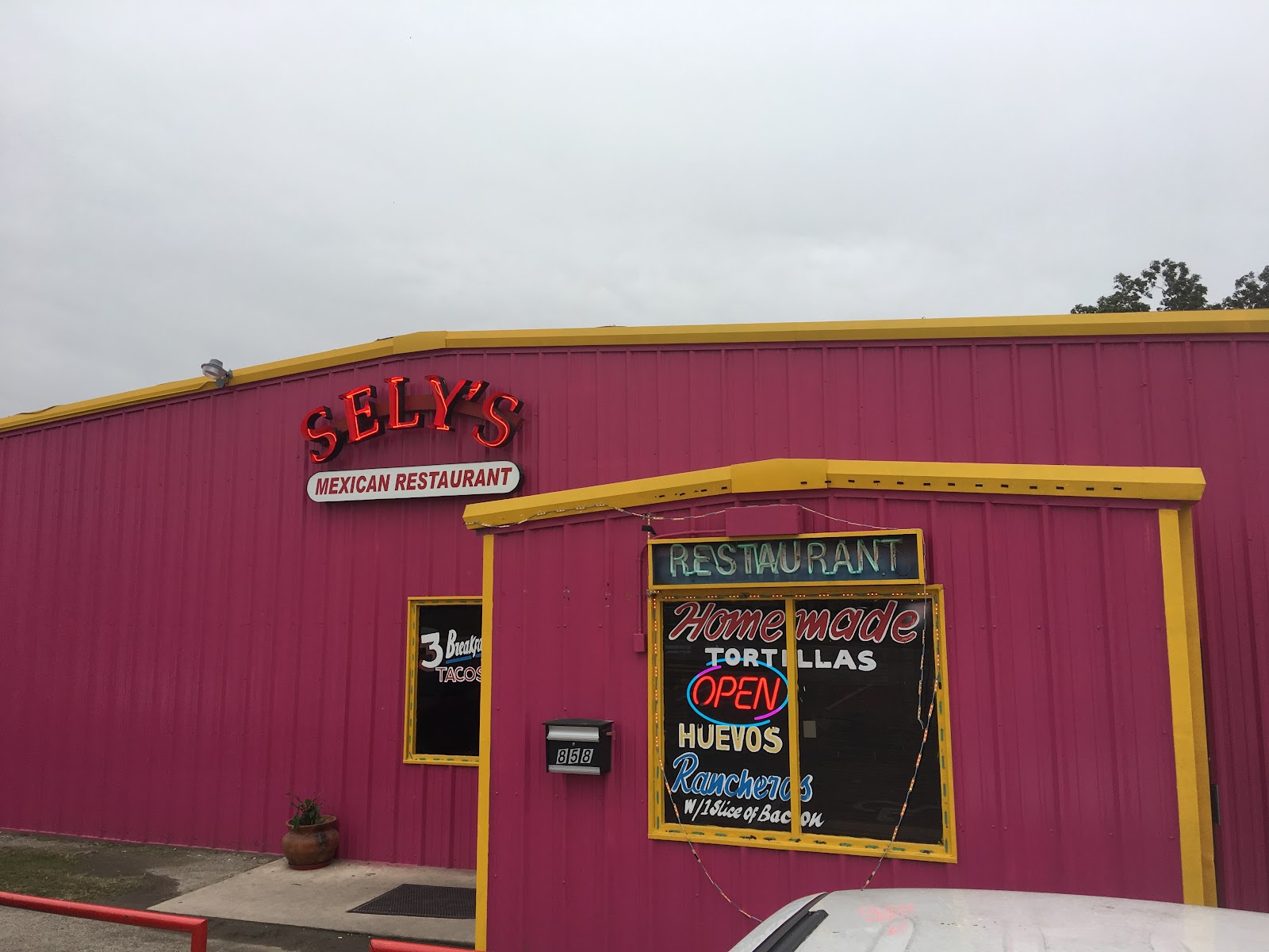 Sely's Mexican Restaurant dining area